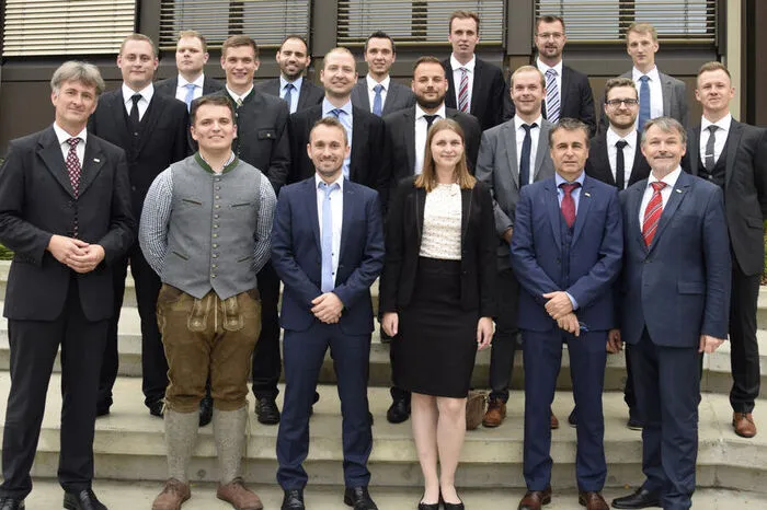 7ZBWI, die Absolventin und Absolventen der Abendschule: Markus Bierbauer, Thomas Fiedler, Martin Gratzer, Markus Hathold, Hannes Hirschmann, Michael Hollersbacher, Bettina Paunger, Florian Pieber, Manfred Pöllabauer, Thomas Reisenhofer, Matthias Strobl, Andreas Tieber, Alexander Wagner, Stefan Wild, Andreas Winter und Sebastian Zielinski. Klassenvorstand: Harald Macher