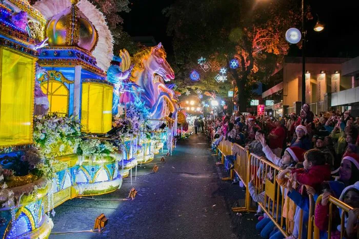 Am zweiten Samstag des Monats Dezember freuen sich Kinder wie Erwachsene auf den Lichterregen und die vielen Überraschungen der diesjährigen Darbietungen. Das Festival de la Luz ist zweifelsohne der Highlight der Adventzeit in Costa Rica. Und obwohl der Beginn erst für Anbruch der Dunkelheit festgesetzt ist, feiern die Ticos das Lichterfestival den ganzen Tag lang, schreibt der Reiseveranstalter pura vida.