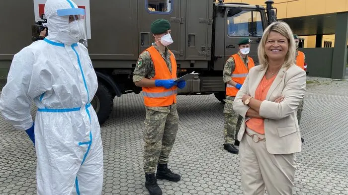 Verteidigungsministerin Klaudia Tanner besuchte das Jägerbataillon 18 - um ein generalsaniertes Verwaltungsgebäude zu übernehmen und KP-Soldaten bei der Vorbereitung für ihren Kosovoeinsatz zu sehen.