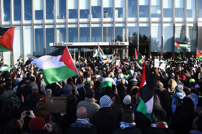 In Glasgow wurde auch vor der BBC wegen deren Berichterstattung demonstriert.