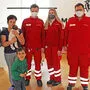 Mutter und Kind sind jetzt wohlauf und freuten sich über den Besuch der RotKreuz-Geburtshelfer Marcel Krenn (3.v.l.) und Thomas Schwaiger (r.) und der Auszubildenden Lara Riegler (2.v.r.)