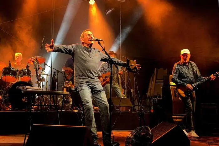 Gemeinsam mit seiner Band „Die Nummer 1 vom Wienerwald“ zelebrierte  seine vielen Klassiker wie „Schifoan“, „Zwickt‘s mi“ oder „Du verstehst mi ned“. 