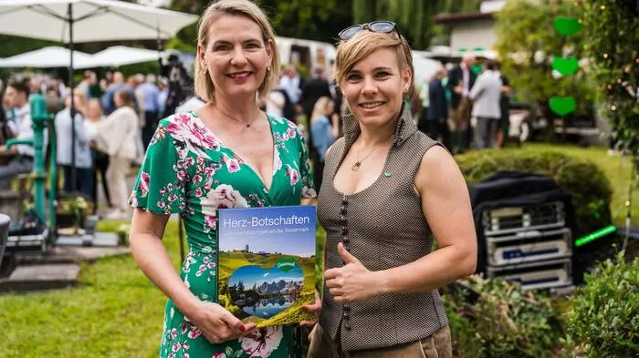 Krimi-Autorin Claudia Rossbacher und Ex-Skirennläuferin Nicole Schmidhofer sind Herz-Botschafterinnen
