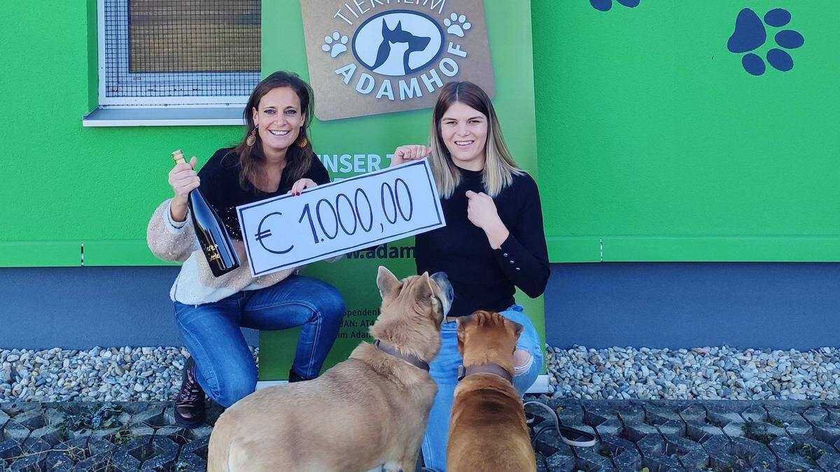 Christina Dow (links) bei der Spendenübergabe mit Adamhof-Obfrau Antonia Schöllauf (rechts)