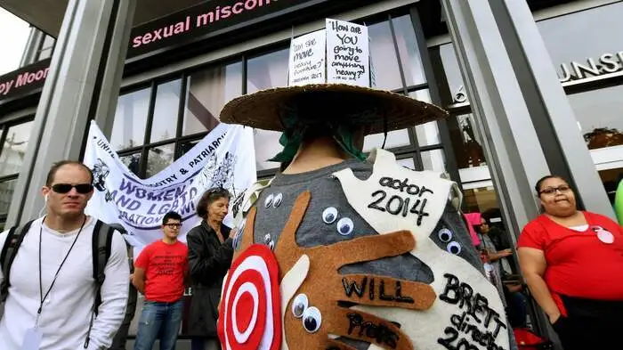 Viele Teilnehmer, die sich als Opfer sexueller Übergriffe bezeichneten, liefen am Sonntag mit "#MeToo"-T-Shirts und Postern über den Hollywood Boulevard und am Dolby Theatre vorbei, wo seit 2002 die Oscar-Trophäen verliehen werden.