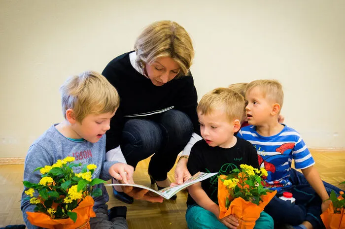 Schirmherrin Gaby Schaunig interessierte sich für die Lektüre der Kleinsten im Pfarrkindergarten Annabichl