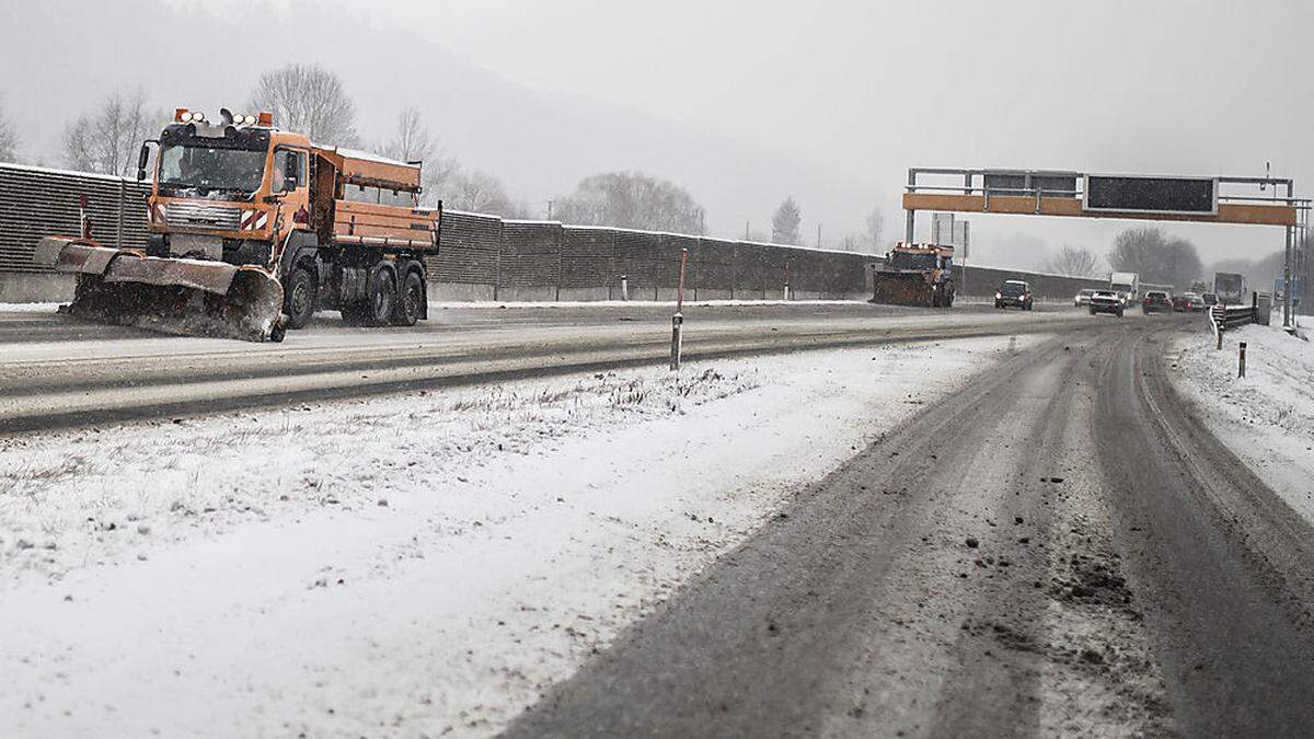 Auch auf der Südautobahn, wie hier auf Höhe St. Andrä im Lavanttal, stehen die Räumfahrzeuge im Dauereinsatz