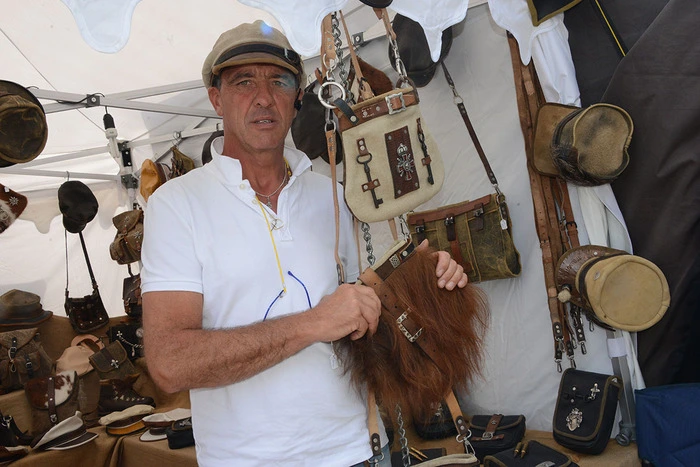 Ernst Pfleger aus Klagenfurt hat Taschen und Hüte aus Leder mitgebracht