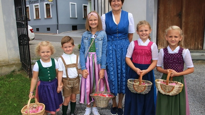 Die Blasmusik spielt auf, die Fußwallfahrer aus Kainach und Salla werden am Dorfplatz empfangen und ziehen gemeinsam mit dem Kameradschaftsbund und den Gläubigen in die kleine schmucke Landkirche, wo der Gottesdienst gefeiert wird.