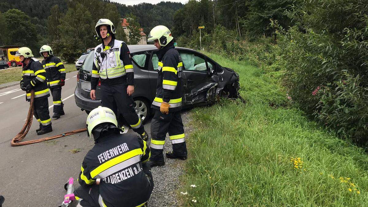 Die Feuerwehr St. Lorenzen am Wechsel barg das demolierte Fahrezeug