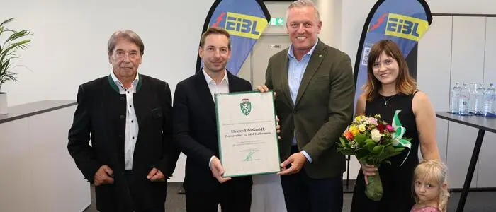 Landeshauptmann Mario Kunasek (3.v.l.) überreichte die Urkunde mit der Auszeichnung an Geschäftsführer Patrick Eibl (2.v.l.) und Seniorchef Erich Eibl (1.v.l.). Ebenso am Foto Simone Fasching (1. v.r.)