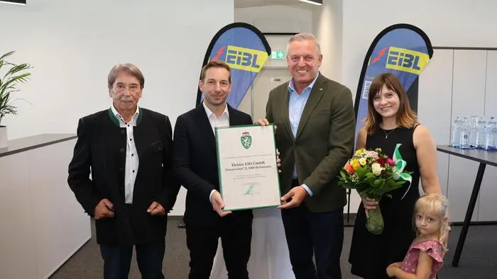 Landeshauptmann Mario Kunasek (3.v.l.) überreichte die Urkunde mit der Auszeichnung an Geschäftsführer Patrick Eibl (2.v.l.) und Seniorchef Erich Eibl (1.v.l.). Ebenso am Foto Simone Fasching (1. v.r.)