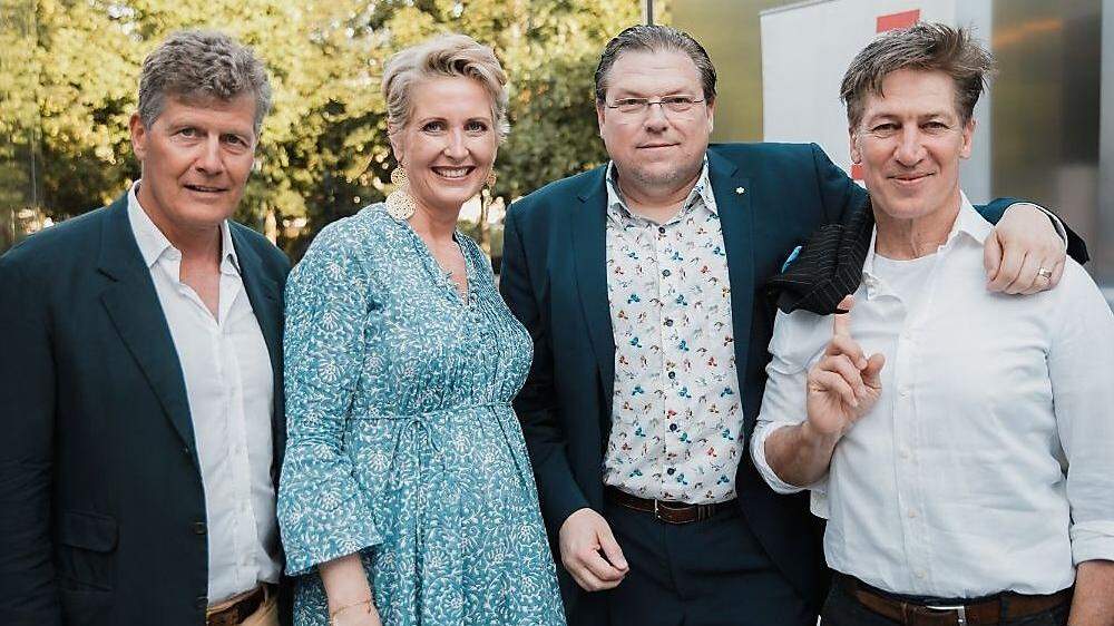 Gault&Millau Herausgeber Karl und Martina Hohenlohe mit Michael Schade und Laudator Tobias Moretti
