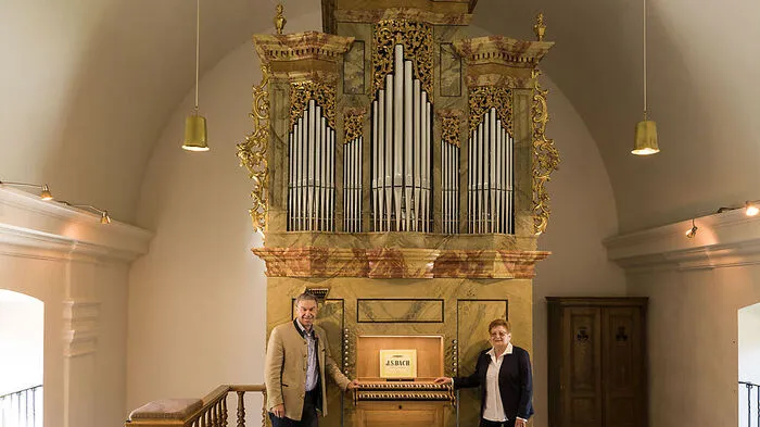 Ewald Weghofer und Magdalena Feldhofer vor der renovierten Orgel