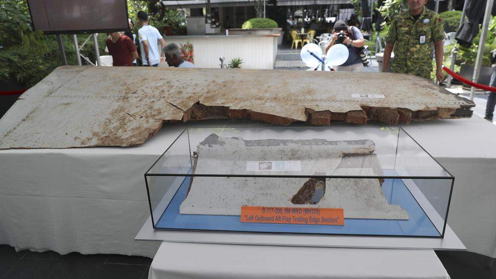 Ein Trümmerteil des Fliegers, das 2019 auf einer Gedenkveranstaltung in Kuala Lumpur ausgestellt wurde