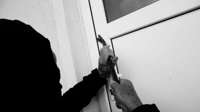 Als die Frau ins Haus zurückkam, dürfte sie den unbekannten Täter gestört haben. 