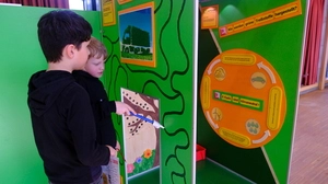 Zwei Schüler stehen an einer Lernstation im Kinder-Erlebnis-Raum Energie