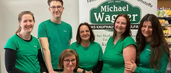 Heidrun Wagner (links), die Urenkelin des Gründers, mit dem Team des Kaufhauses in Markt Hartmannsdorf