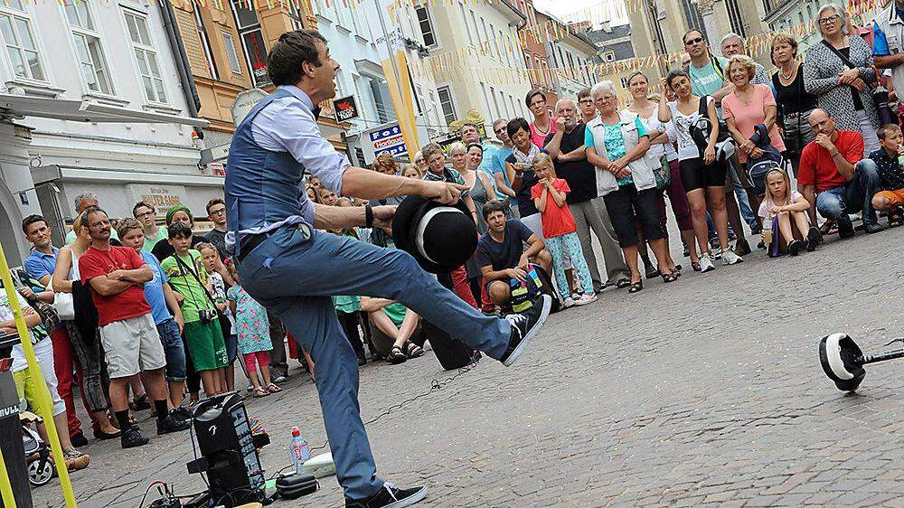 Rund 100 Straßenkünstler aus zehn Nationen begeistern die Zuschauer beim Straßenkunstfestival in Villach 