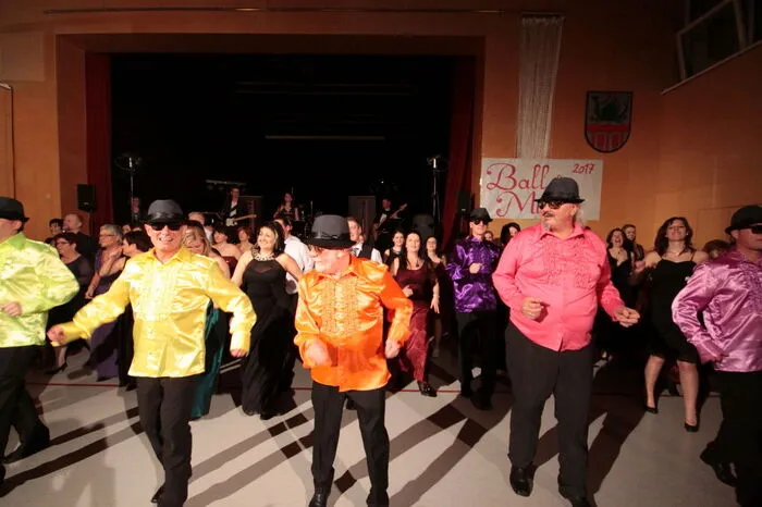 Bei der Mitternachtseinlage mit den „Blues Brothers“ hielt es keinen der Gäste mehr auf seinem Sitz