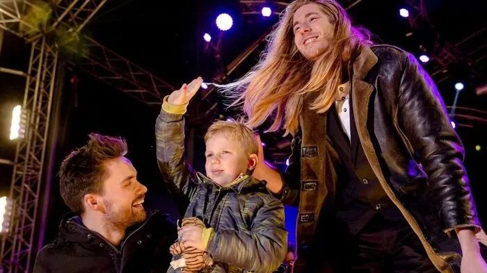 Die DJ's Domien Verschuuren und Frank van der Lende mit dem kleinen Tijn