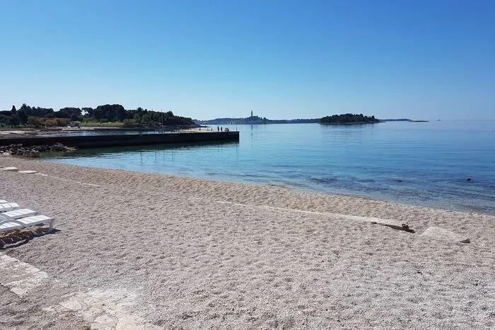 Deutlich kleiner ist der Campingplatz Amarin bei Rovinj. Die mit Bäumen gesäumten Stellflächen stellen aber eine echte Herausforderung dar. 