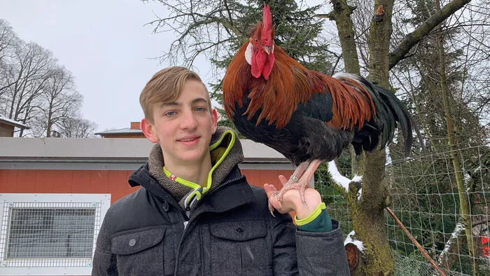 Lukas Rieser ist stolz auf seinen Hahn "Favorite".