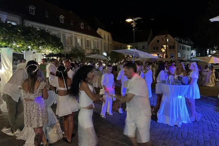Sehen Sie sich die weiteren Bilder der weißen Party hier an.