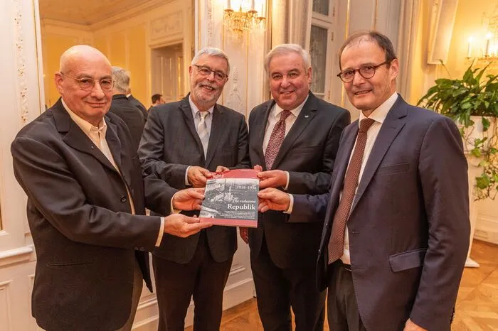 Das fertige Magazin in Händen: Historiker Helmut Konrad und Landeshauptmann Hermann Schützenhöfer, flankiert von Christian Weniger und Thomas Götz von der Kleinen Zeitung