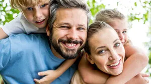 Wie Studien zeigen, machen Kinder tendenziell glücklicher, als wenn man keine hat. Stark mitverantwortlich sind natürlich die Lebensumstände der Eltern