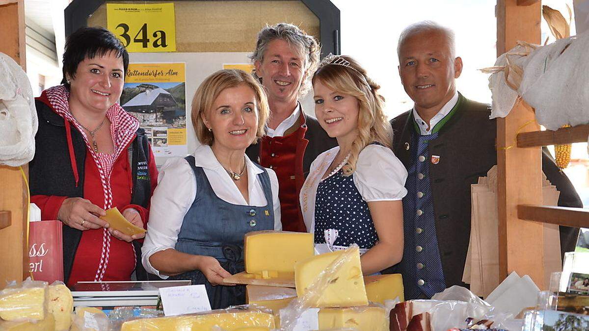 Almwirtin Dorli Ertl, Margarete Reichsthaler, Josef Kolbitsch, Nadine Wendling, Walter Hartlieb beim Käsestand der Rattendorfer Alm 