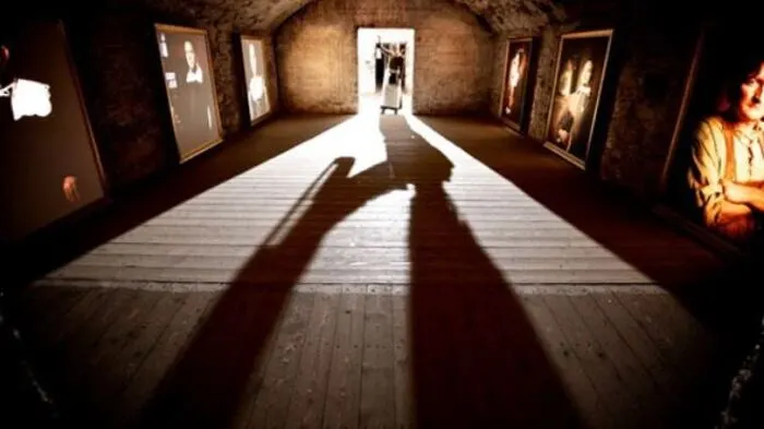 The Real Mary King’s Close, Edinburgh.In einer Stunde entdecken Besucher hier die wahre Geschichte von Edinburghs Untergrund und bekommen haarsträubende Einblicke in das berühmt-berüchtigte Hexenzeitalter der Stadt, das 18. Jahrhundert. Lassen Sie sich in eine Zeit entführen, als Mary King’s Close noch nicht im finsteren Untergrund verborgen lag, aber an jeder Ecke Angst und üble Gerüchte lauerten. www.realmarykingsclose.com 