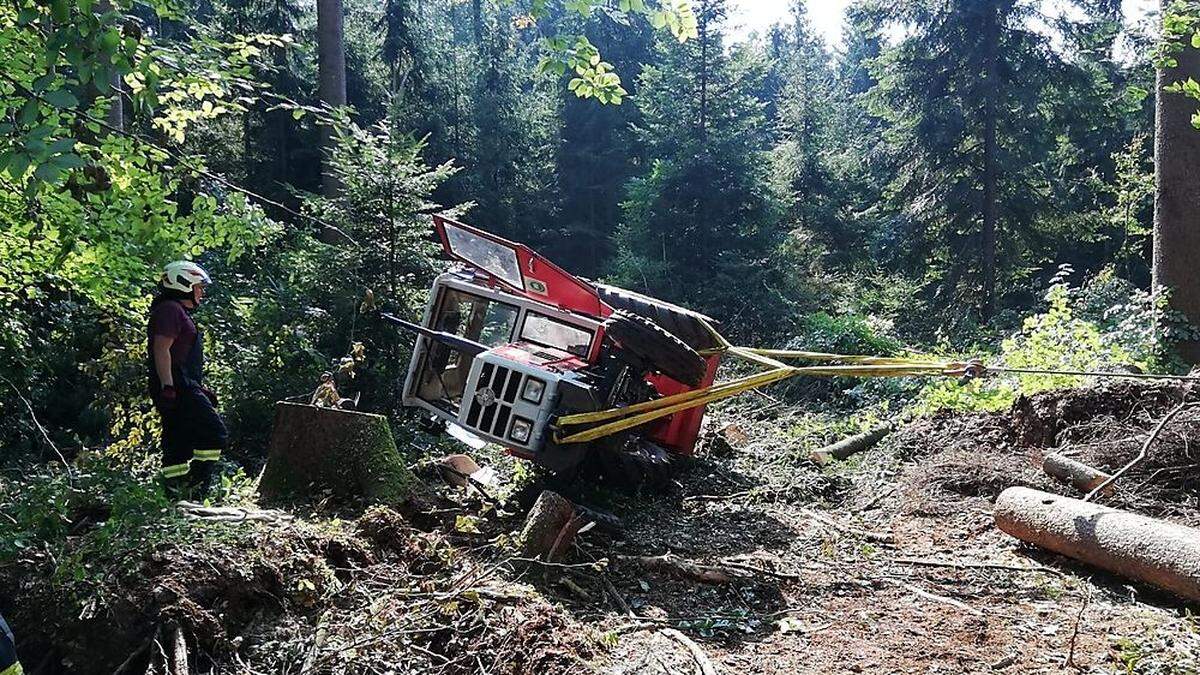 Die Feuerwehr Deutschlandsberg barg Traktor mittels Seilwinde