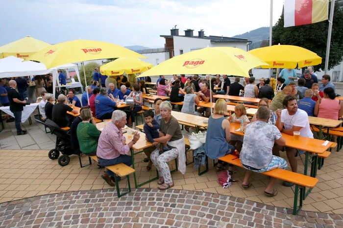 Übrigens: Beim Dämmerschoppen gesichtet wurden unter anderen der Obmann der Dorfgemeinschaft St. Donat, Walter Brunner, Blasmusikverband-Bezirksobmann Waldemar Wurzer, Feuerwehrkommandant Manfred Elsbacher ... 