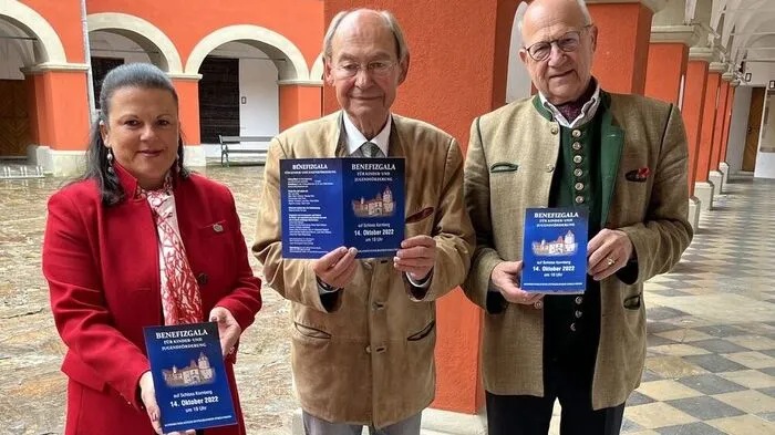 Sonja Skalnik, Vorsitzende des Tourismusverbandes Thermen- & Vulkanland, Erich Portschy, Gründer der gemeinnützigen Stiftung, Schlossherr Andreas Bardeau