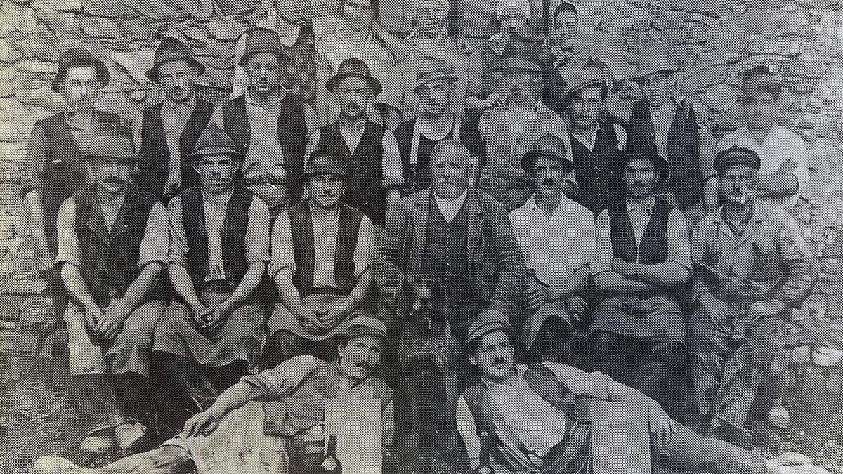 Ein Gruppenfoto von Arbeitern des Ziegelwerk Gleinstätten anno 1910