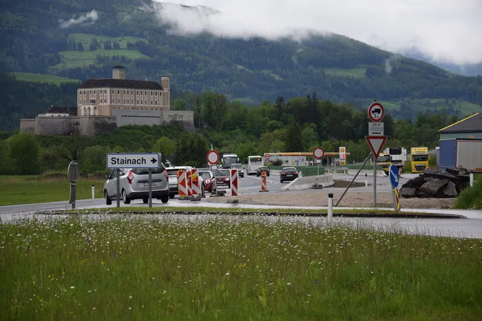 Ebenfalls noch nicht fertig sind der Anschluss an die Salzburger Straße im Westen von Stainach ...