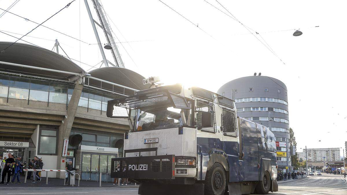 Erstmals in Graz waren Wasserwerfer vor dem Stadion zu sehen - diese kamen aber nicht zum Einsatz