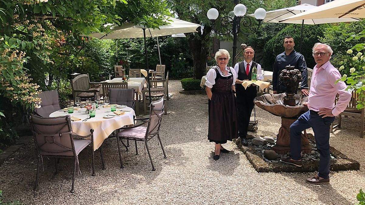 Auch der Brunnwirt in Guttaring ist nominiert: Ferdinand Kassl (Rechts) und Helga Schnattler (links) mit Team