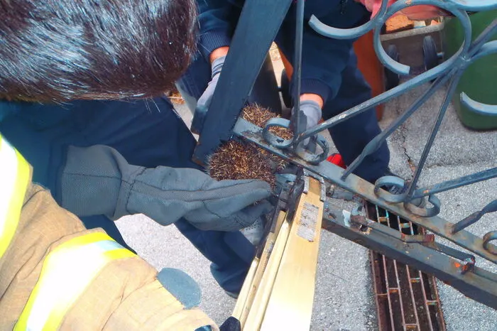 Hydraulisches Rettungsgerät wurde zur Spreizung der Gitterstäbe eingesetzt