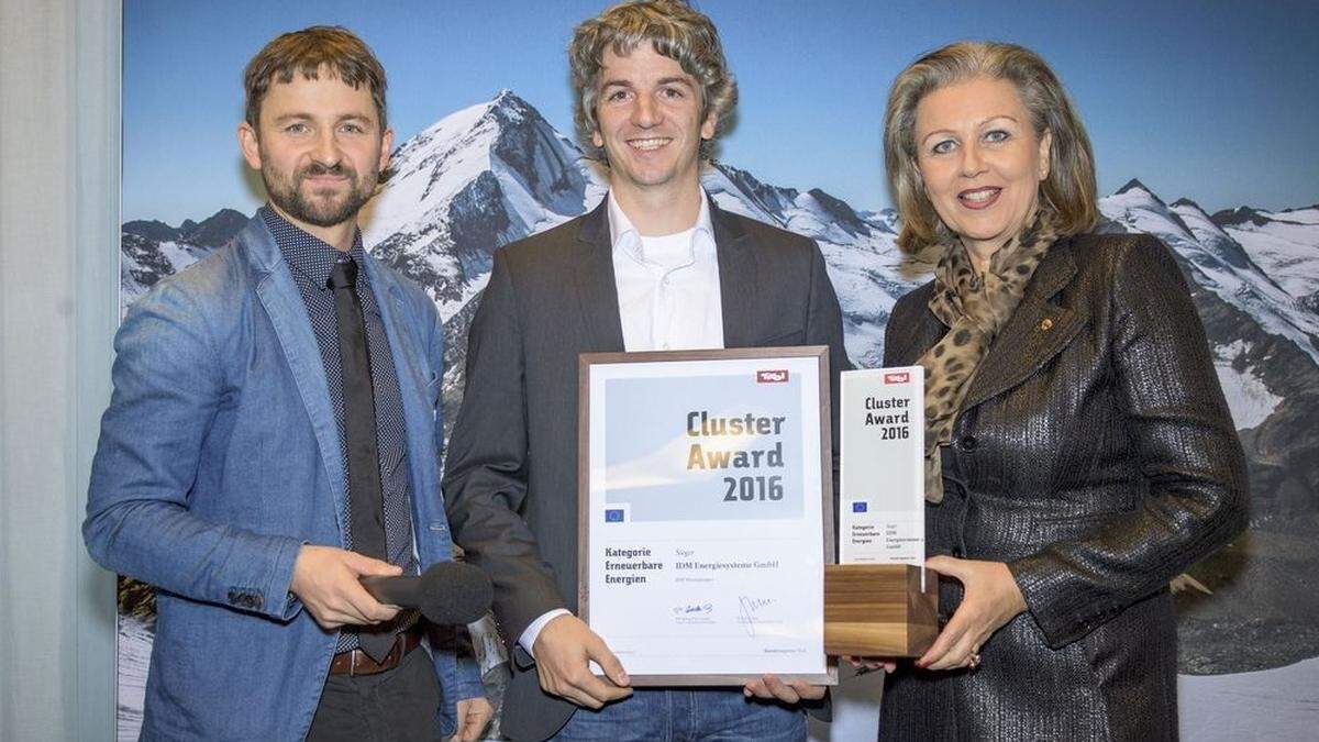  Johannes Steiger, Christoph Bacher und Patrizia Zoller-Frischauf (von links) bei der Preisverleihung in Innsbruck