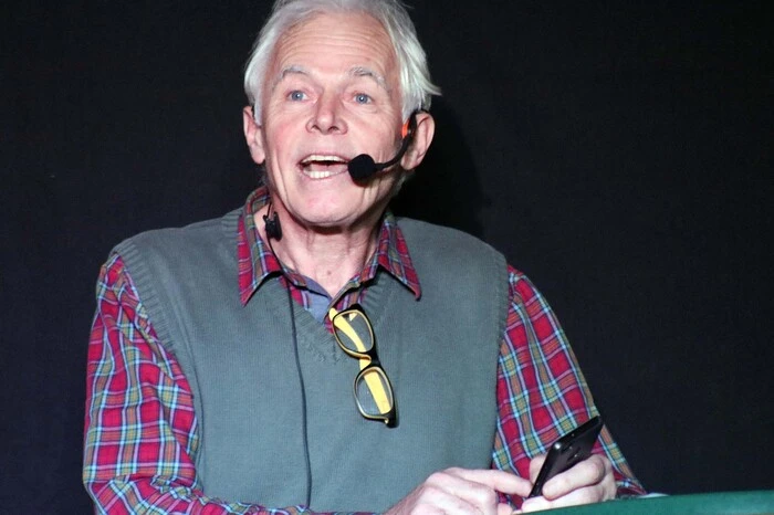 Franz Sleik als 'Callboy' Spruch: In der Straßenmeisterei wird nie über flexible Arbeitszeiten gesprochen. Motto: 'Anfoch später kumman, dafür fria Ham gehen.'
