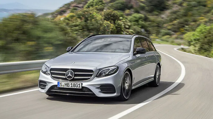 Wie gehabt, will der Mercedes mit der Kombi-Version der E-Klasse mit Platz punkten: Mit einem Fassungsvermögen von 670 bis 1820 Liter zählt der Laderaum des T-Modells zu den größten im Segment. Allerdings sind das 25 Liter weniger Basiskofferraum als beim Vorgänger.