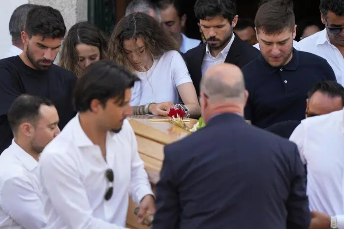 Diogo Jotas Frau Rute Cardoso folgt dem Sarg ihres Mannes. Das Paar hatte gerade erst geheiratet.