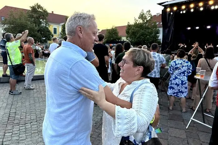 Mit Hits wie „Trompetenecho“, „Es ist so schön, ein Musikant zu sein“ oder „Hallo kleine Maus“ begeisterten sie das Publikum am Hauptplatz im Herzen von Fürstenfeld