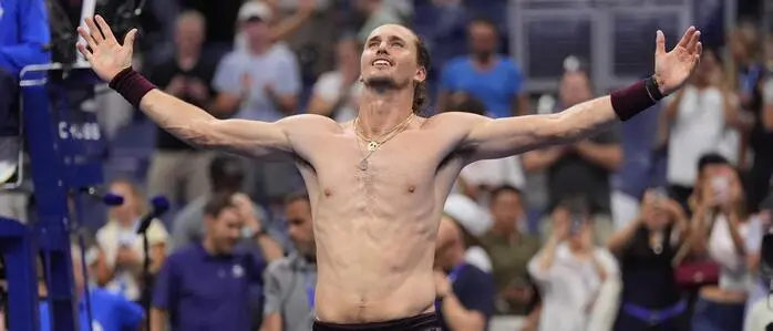 Alexander Zverev ließ sich in der Nacht von den übriggebliebenen Fans feiern