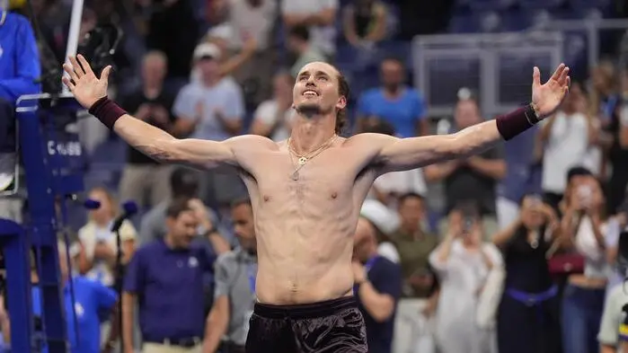 Alexander Zverev ließ sich in der Nacht von den übriggebliebenen Fans feiern