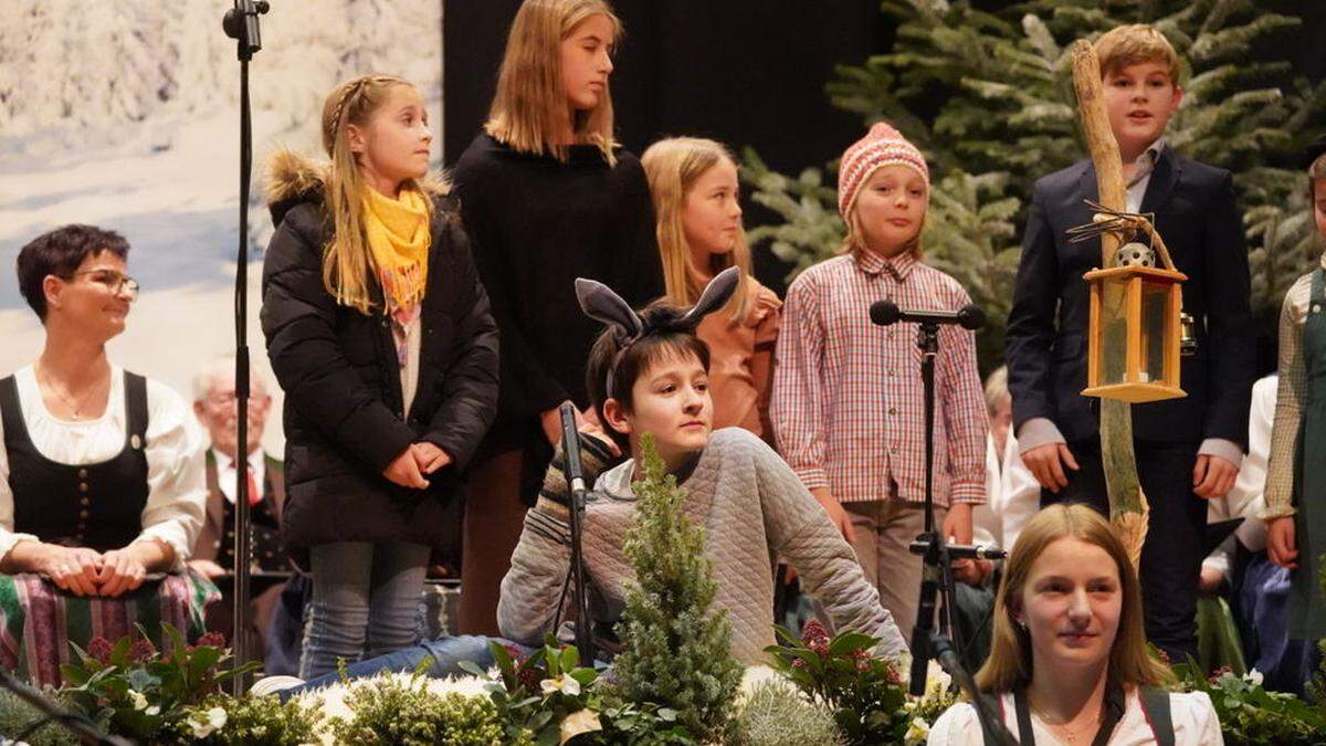 Die Kindertheatergruppe Döbriach spielte mit viel Schwung das Theaterstück &quot;Vom Esel, der ausgewählt wurde&quot;