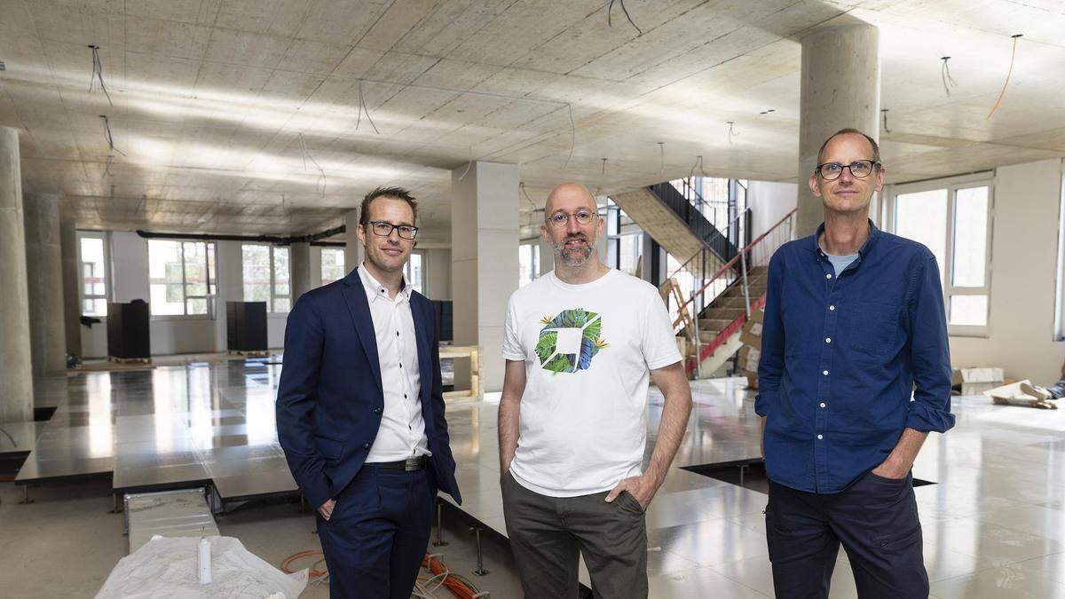 Jakob Wallner (Bewo-Immobilien), Chris Werding (Dynatrace), Gerhard Abel (Planet architects) vor dem doppelten Boden am neuen Dynatrace-Standort