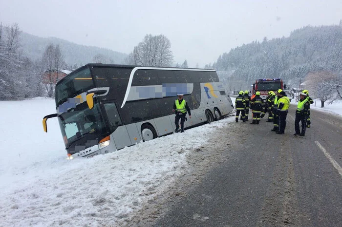 Auf der Ossiacher Straße kam es wegen des Schnees zu einem Unfall. Ein mit Schülern besetzter Bus war von der Fahrbahn abgekommen. Laut ersten Informationen wurde aber niemand verletzt.